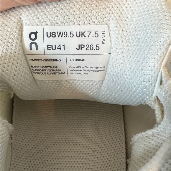 On cloud the Roger pro tennis shoes size w9.5 - Picture 6 of 9